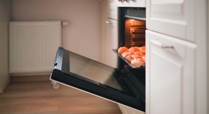 Ezért súlyos hiba sütés után nyitva hagyni a sütő ajtaját