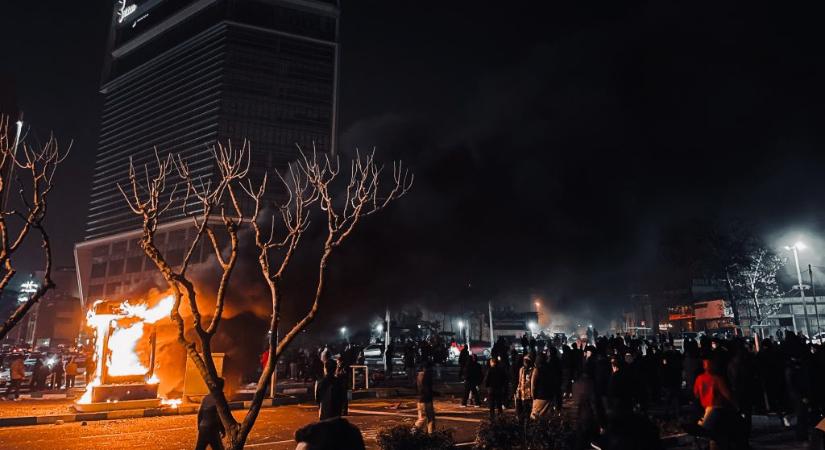 Hatezer fölött járhat a tüntetések halálos áldozatainak száma Iránban