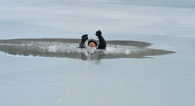 Beszakadt a jég két fiatal alatt egy szigetvári horgásztavon