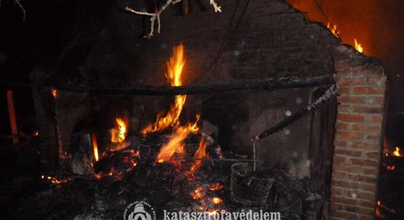 Lángolt a tető Táskán - három egység a helyszínen, még Zalából is vonultak a tűzoltók