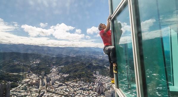 Metalt hallgatott Alex Honnold, miközben megmászta a világ egyik legmagasabb épületét