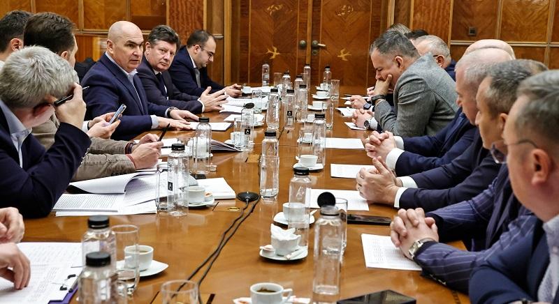 Elárulta a kormányfő, hogy zajlanak a koalíciós tárgyalások: „Nem szedik ki egymás szemét”