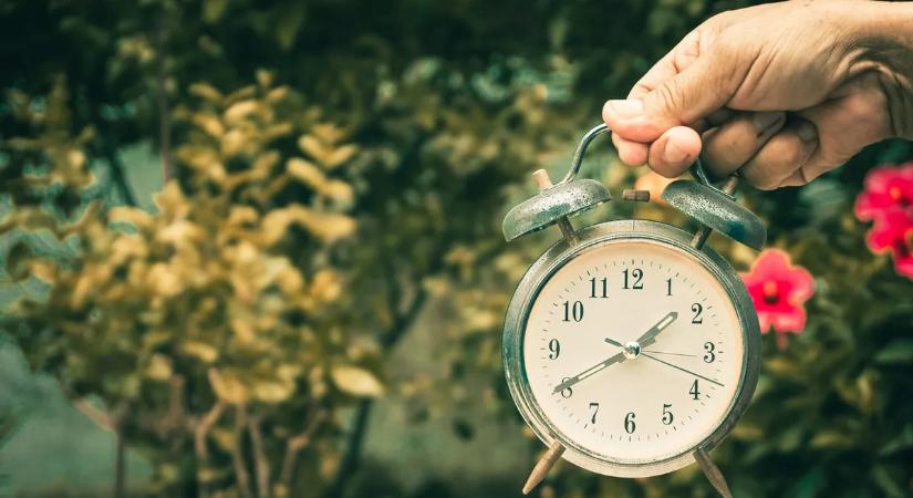 Mikor vacsorázhatunk végre világosban? Hamarabb jön a tavaszi óraátállítás 2026-ban