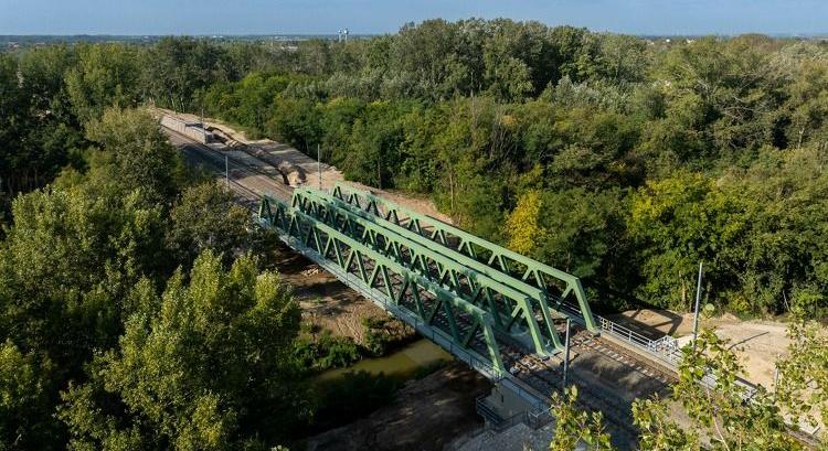 Ezermilliárdos vasútvonal bizonytalan menetrenddel és félórás határvárakozással