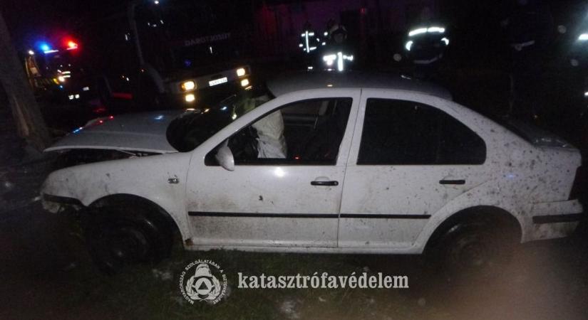 Kettétörte a távközlési oszlopot az autó: Háromfára riasztották a tűzoltókat - fotó