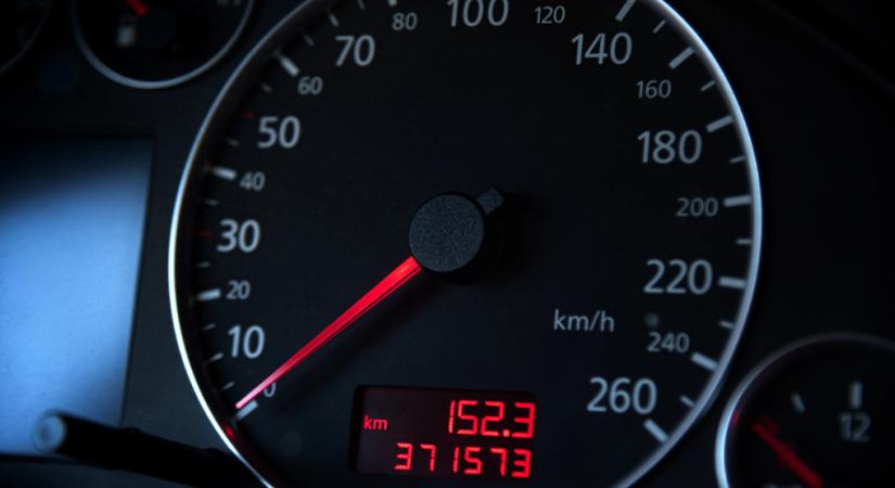 Kilométeróra-csalás: így verhetik át az import autóknál