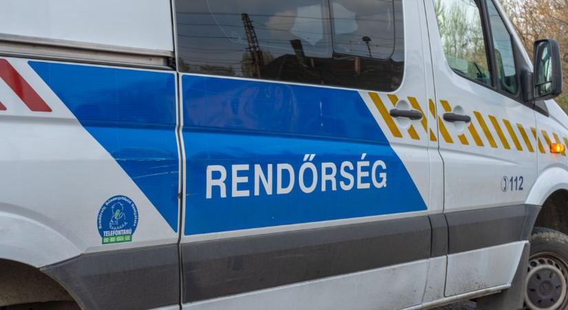 Horrorkaraván Nyárlőrincnél: spaniferrel és lánccal összekötött autókat vontatott a traktor – fotó