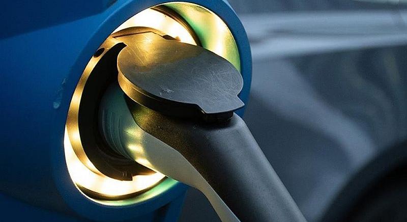 Már a benzineseknél is népszerűbbek a tölthető e-autók Európában