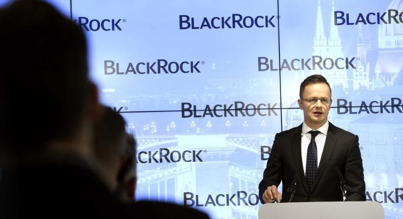 Százmilliókkal támogatta az Orbán-kormány a BlackRockot, Szijjártó kitűntette a vezetőjét – most bűnbak lett a cég