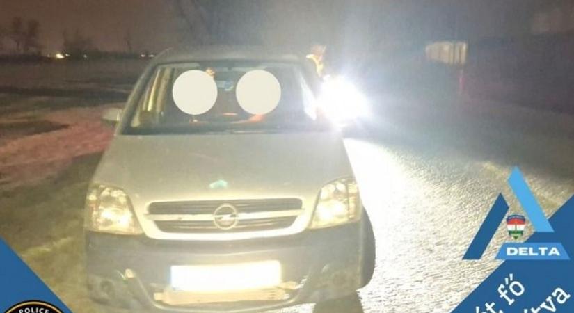 Elképesztő felvételek: drogoztak, majd hamis rendszámmal vezettek Komáromban