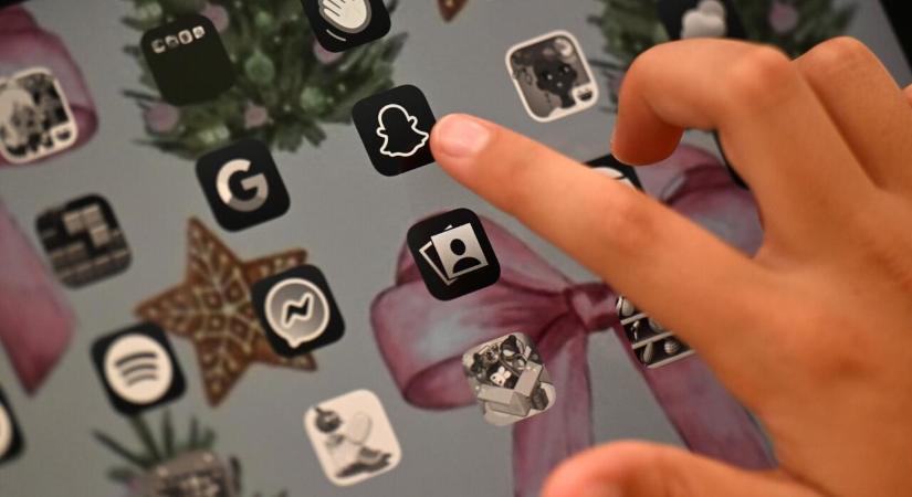 A franciák is letiltják a gyerekeket a közösségi médiáról