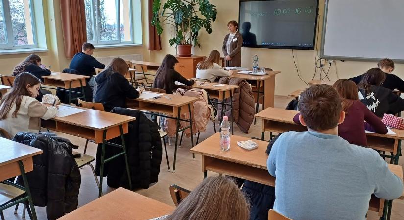 „Én egy szar vagyok” – sok nyolcadikos fordul pszichológushoz a középiskolai felvételi után