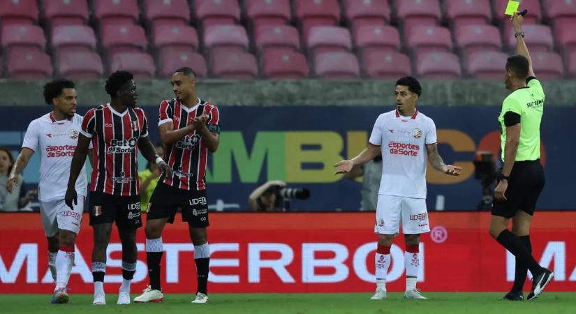 Két lábbal ráállt a labdára, a Depay-szabály értelmében meg is büntették – videó