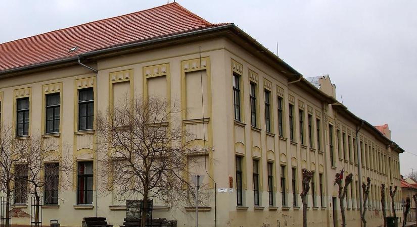 A Sárvári Tinódi Gimnázium tanára, Takács Attila elismerésben részesült