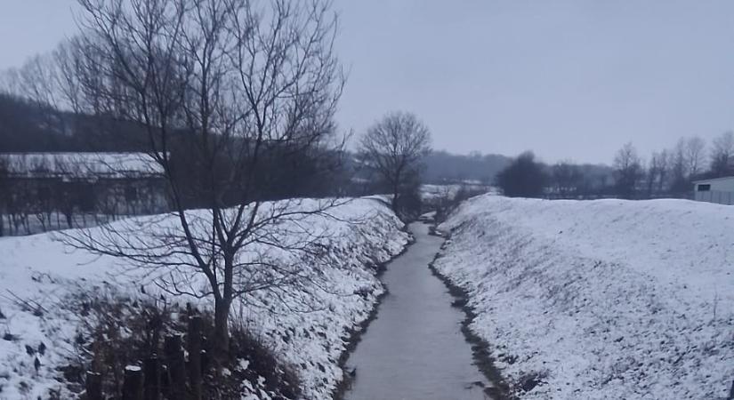 Árvízriasztás tizennégy megyében – Már lépett ki folyó a medréből (VIDEÓ)