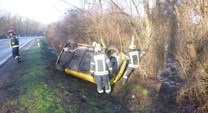 Sorra borultak árokba az autók a Jászságban, pokoli reggelük volt a tűzoltóknak