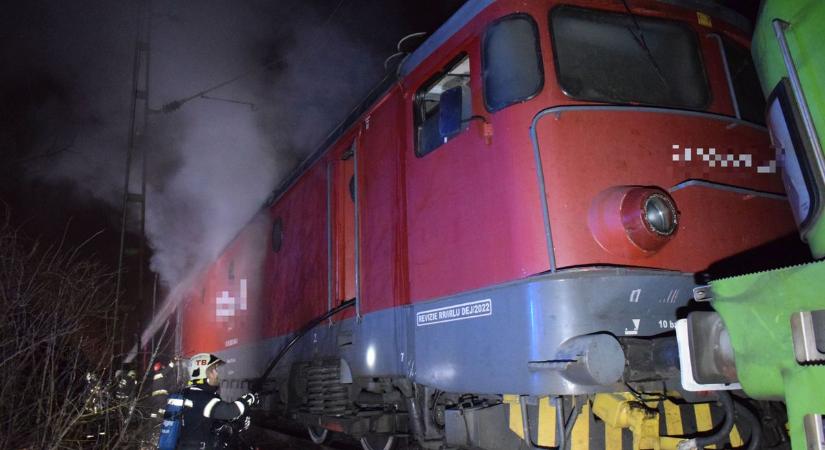 Helyszíni fotókon a lángoló mozdony Tatabánya és Vértesszőlős között