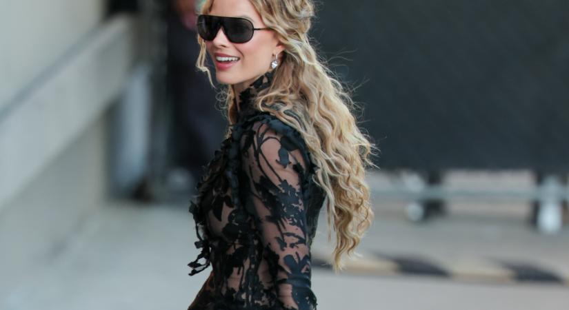 Margot Robbie egy csipkés meztelen ruhában mutatta meg alakját