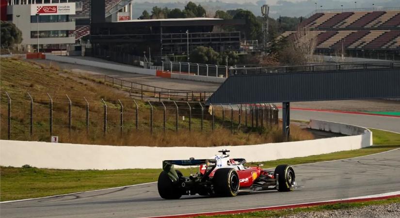 Verstappen szinte azonnal piros zászlót okozott; megérkezett az eső Barcelonába