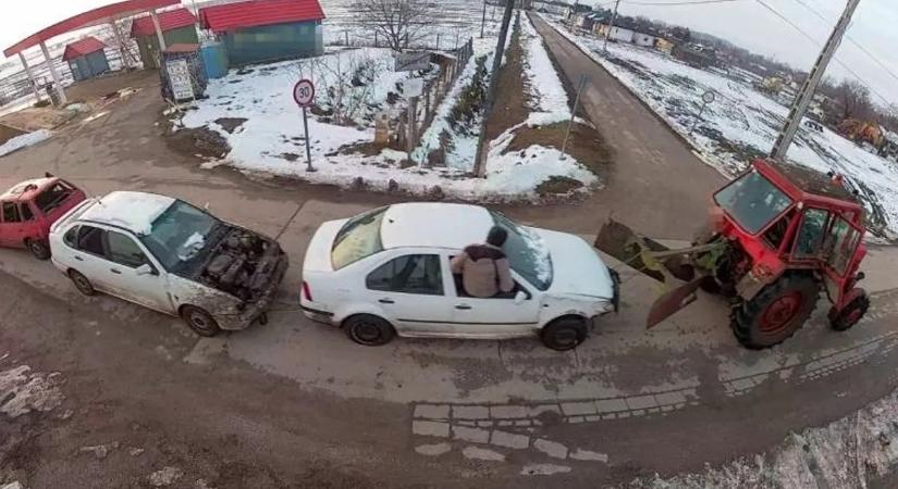 Ilyen horrorkaravánt még tuti nem látott, Kecskemét mellett húzott el – videó