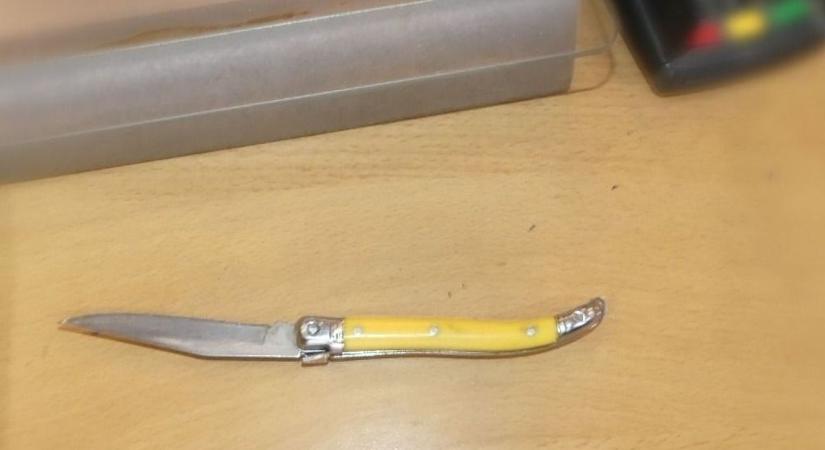 Friss és döbbenetes: késsel fenyegette a rabló a zalai dohánybolt eladóját, de ő nem esett pánikba!
