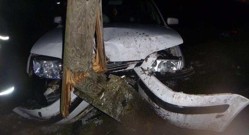 Oszlopnak rohant egy autó Háromfán