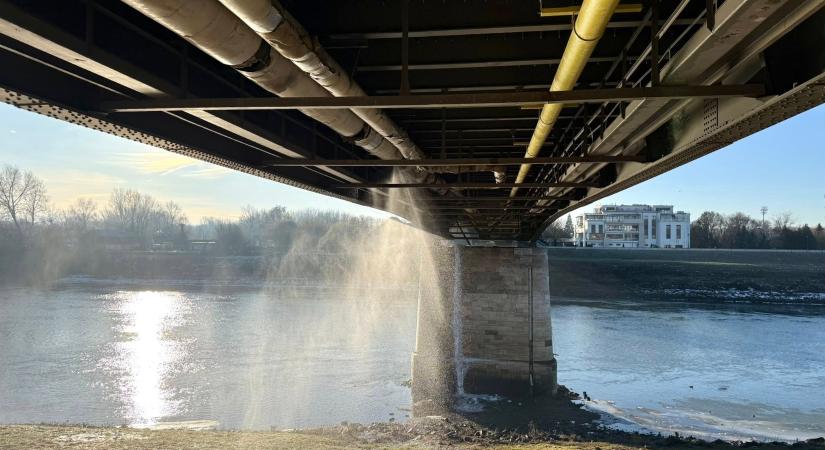 Megrepedt egy vízcső a Tisza híd alatt, dolgoznak a hiba elhárításán Szolnokon