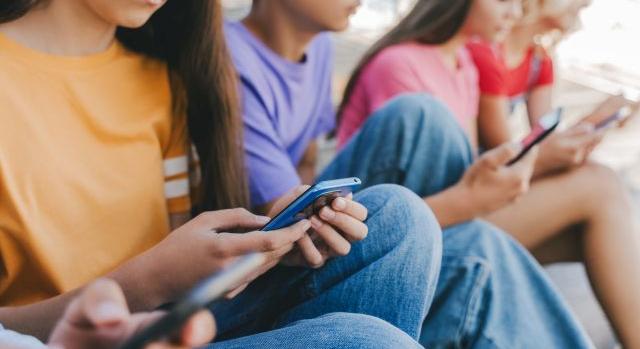 Franciaország betiltja a közösségi médiát a 15 év alattiak számára