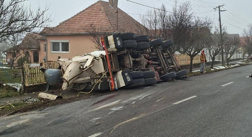 Teljes útzár Osztopánban - személyautó és betonszállító mixer karambolozott, mentők a helyszínen