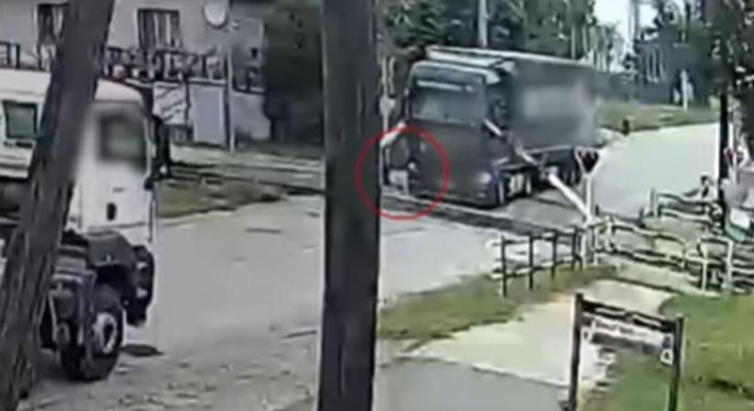 Hiába a piros jelzés, csukódó sorompót tört le a kamionos - videó
