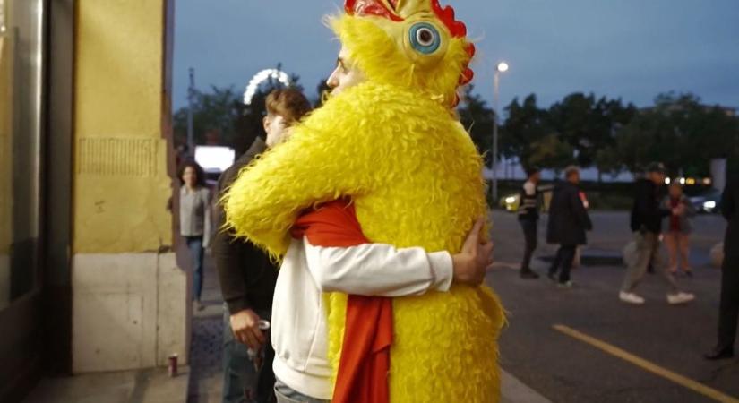 Aurelio csirkejelmezben lepte meg az utcát az Eskü, megváltozom! első részében