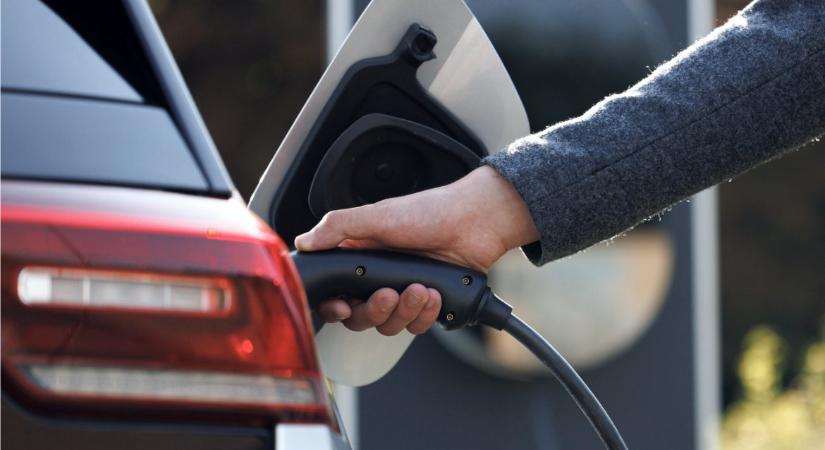 Meglepetés: lenyomták a villanyautók a benzineseket