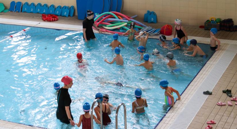 Elkezdődött a rendszeres úszásoktatás Nagyatádon