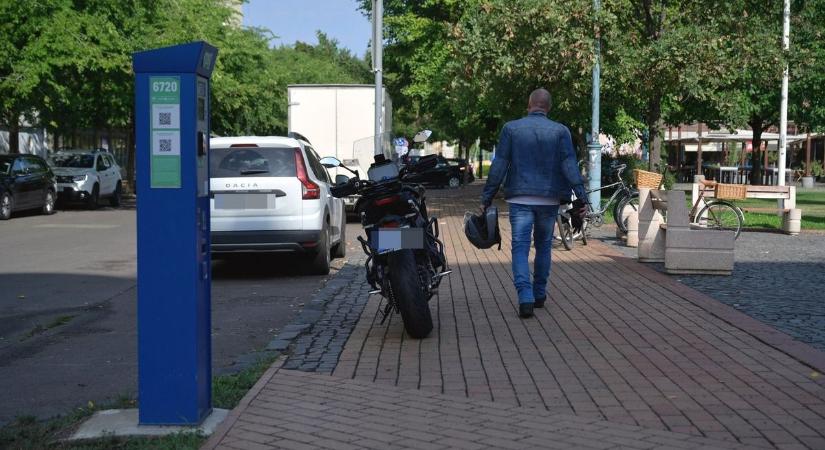 Motoros parkolás: ezen robbant ki a legnagyobb vita az új KRESZ-ben
