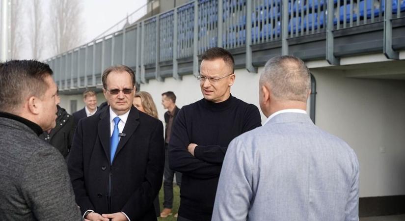 Szijjártó Péter Kozármislenyben: zöld utat kap a sportpark fejlesztés