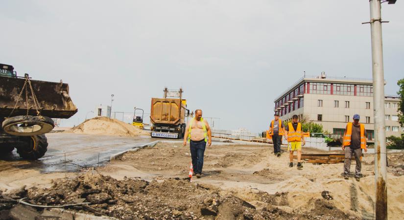 Kijevben utcai WC-k számára ásnak gödröket, összeomlott a csatornahálózat