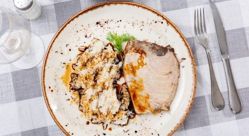 Tonhal pikáns mártásban