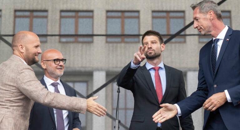 AKO-felmérés: Az ellenzéknek törékeny többsége lenne, Matovičcsal pedig az alkotmányos többség is meglenne