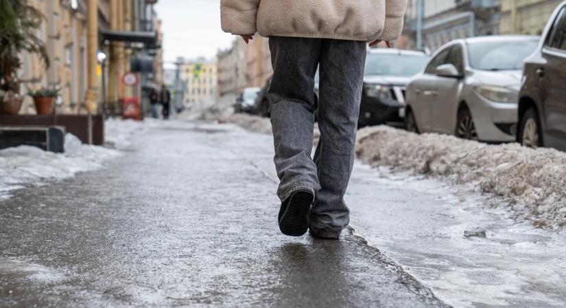 Nem só és nem hamu: így tudod villámgyorsan csúszásmentesíteni a járdát