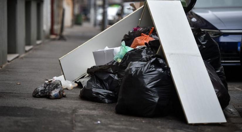 Mi történik Szolnokon? Mindig egy belvárosi lakóház előtt borítják le az illegális hulladékot a szemetelők