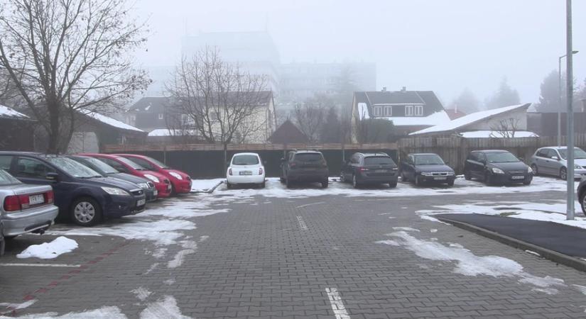 Kórházi parkolás - további férőhelyeket igényelne a lakosság