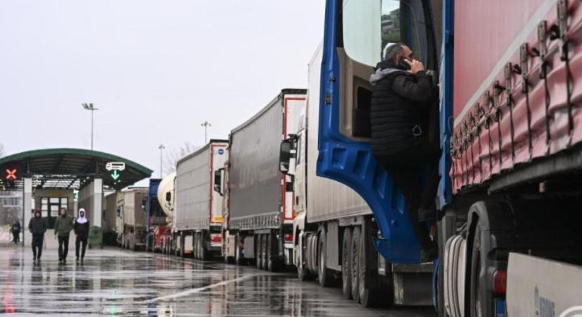 Fennakadások várhatók a magyar–szerb határon a kamionblokád miatt