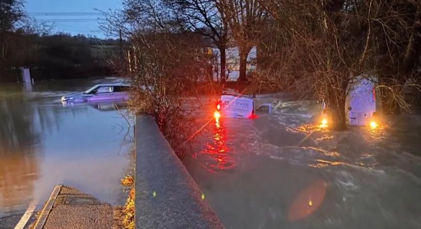 Megérkezett a Chandra vihar: autók rekedtek az árvízben, pilóták küzdenek az erős szelekkel - Videó