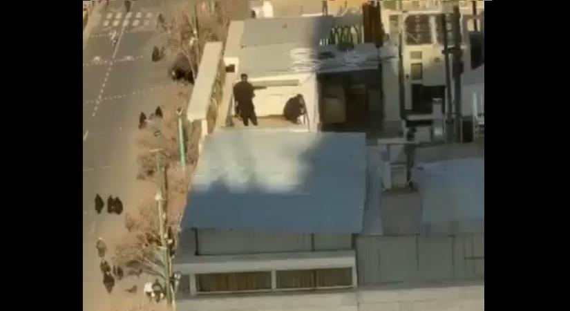 Videófelvétel bizonyítja, hogy mesterlövészek is részt vettek az iráni zavargások vérbe fojtásában