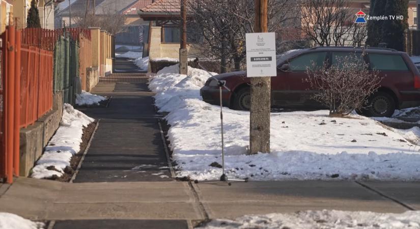 Megyei közgyűlési elnökkel, ünnepélyesen adtak át egy darabka járdát