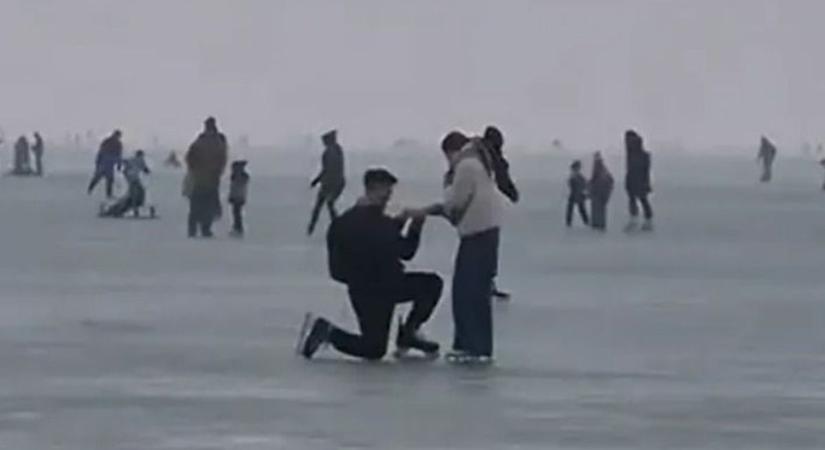 Annyira romantikus! A jégen kérte meg, mindenki ezt a párt keresi