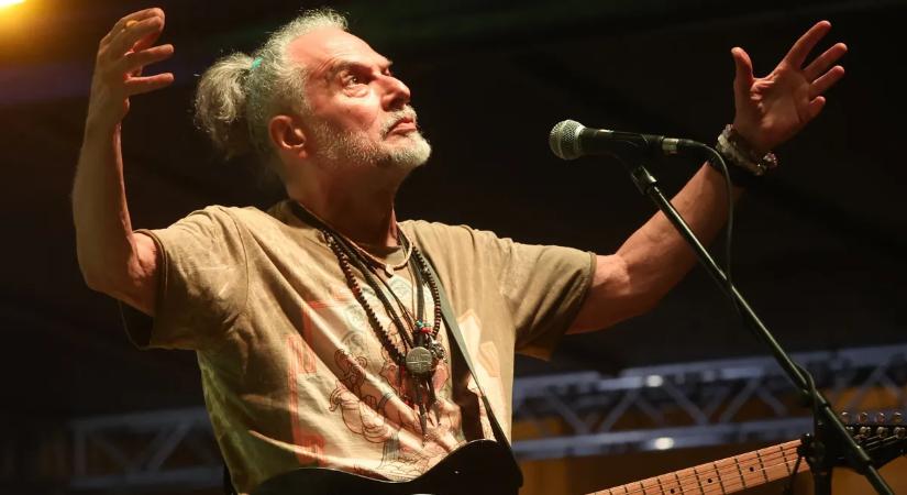 Laár András egy törzset alapított a világtól távol: „Rendkívül szeretek fát hasogatni, megrakni a kályhát”