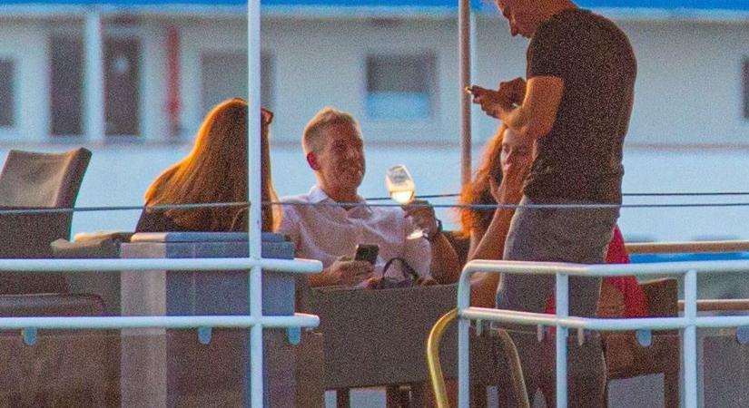 Döbbenetes fotó: így omladozik a fővárosi tiszás képviselő a zárt ülésen - pánikba estek a bulihajó biznisz miatt?