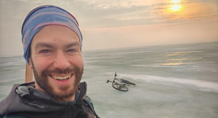 Újabb extrém mutatványon van túl a tardosi világjáró: Zichó Viktor most a befagyott Balatont biciklizte át fotók, videó