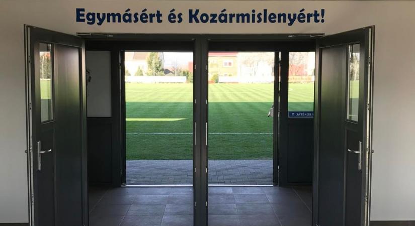 Az állam félmilliárdot költ egy 7000 fős kisváros 2017-ben épült futballstadionjának felújítására